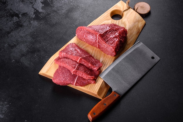 Foto carne fresca de bovino crua para fazer um delicioso bife suculento com especiarias e ervas. preparação para carnes grelhadas