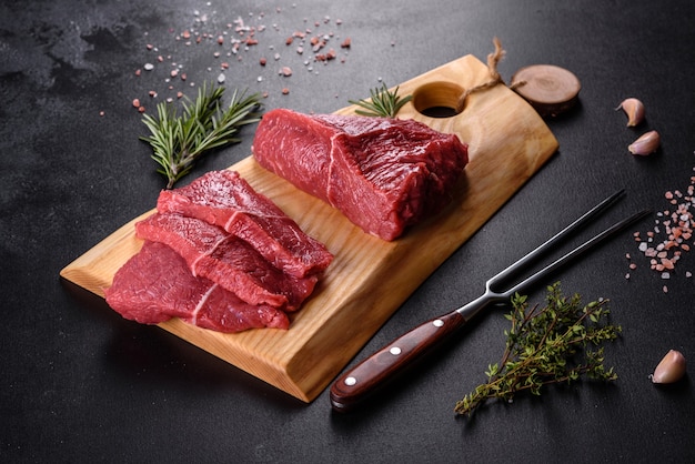 Carne fresca de bovino crua para fazer um delicioso bife suculento com especiarias e ervas. Preparação para carnes grelhadas