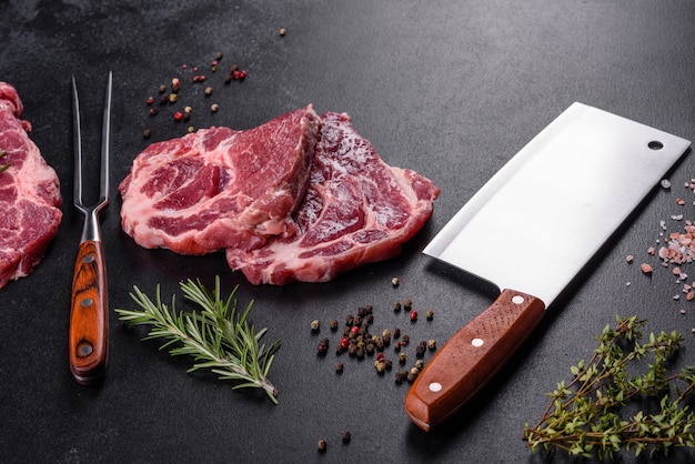 Carne fresca de bovino crua para fazer um delicioso bife suculento com especiarias e ervas.