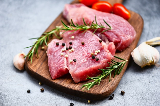 Carne fresca de carne crua na tábua de madeira