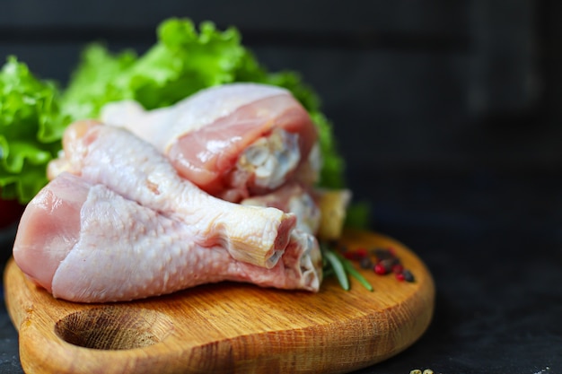 Carne fresca de coxinhas de frango cru para cozinhar na mesa refeição saudável