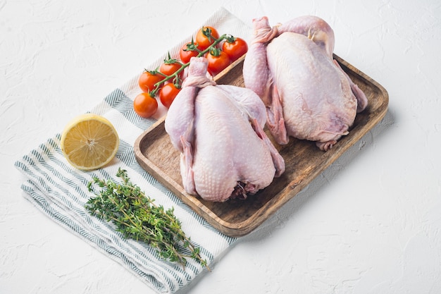 Carne fresca de frango inteira com ervas e ingredientes