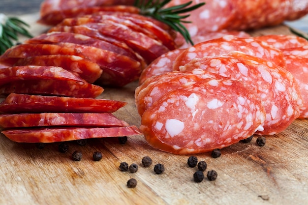 Carne fresca deliciosa e suculenta de porco, boi e frango marinada e pronta para comer, carne seca