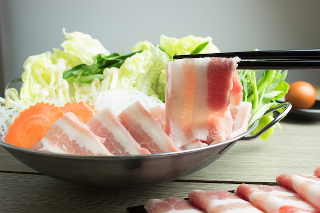 Carne fresca e fatias de carne de porco para sukiyaki