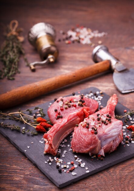 Carne fresca en el filete de hueso con especias y hierbas