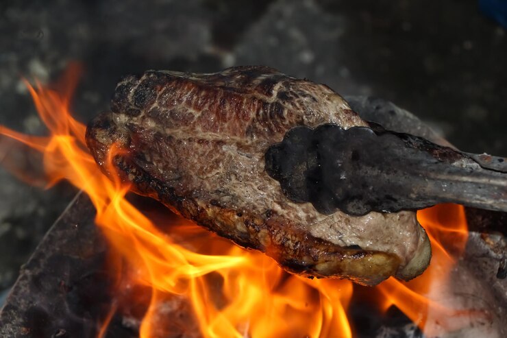 Foto carne fresca grelhada e segura de aceleradores de carne vermelha