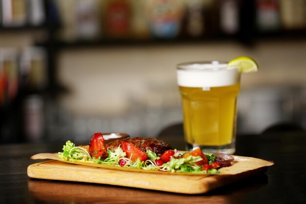 Foto carne fresca con guarnición en una tabla de madera