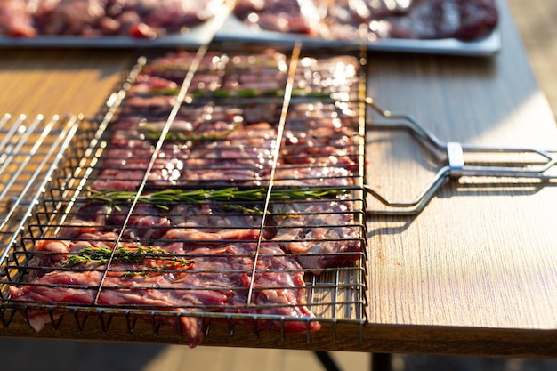 carne fresca jugosa en una parrilla de barbacoa