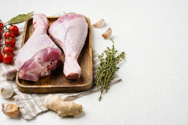 Carne fresca de muslo de pavo sobre fondo de mesa de piedra blanca con espacio de copia para texto