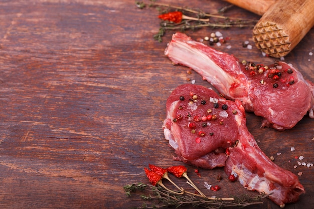 Carne fresca no bife de osso com especiarias e ervas