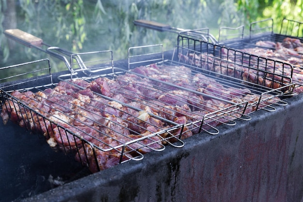 Carne fresca para churrasco frito no fogo Foco seletivo Carne de porco grelhada Cozinhar churrasco na grelha com fumaça Piquenique na natureza Alimentação saudável e nutrição adequada