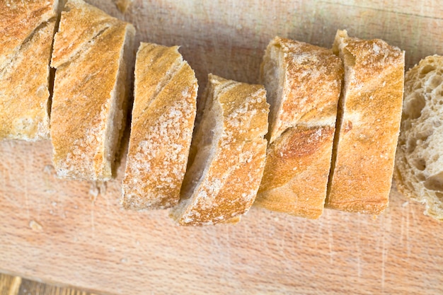 Carne fresca perfumada e macia cortada em pedaços de pão de farinha real, pão de diferentes variedades de farinha tem uma cor clara