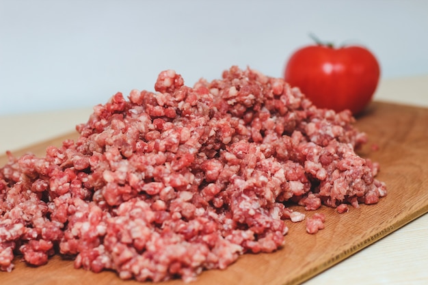 Carne fresca picada para cocinar en casa.