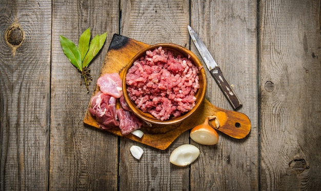 Carne fresca picada com especiarias e azeite