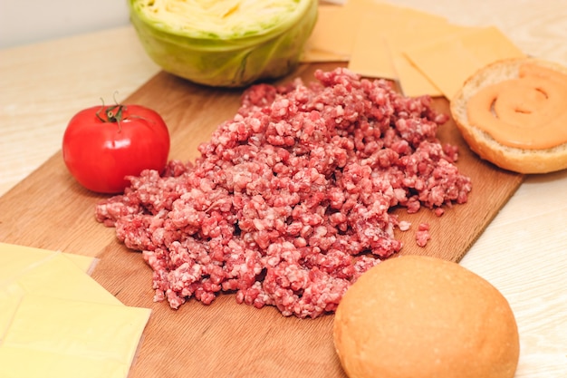 Foto carne fresca picada para hacer una hamburguesa en casa. ingredientes para una hamburguesa casera con queso.