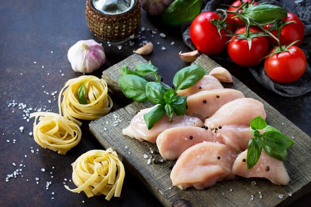 Carne fresca Preparação de massas italianas com filé de frango várias especiarias