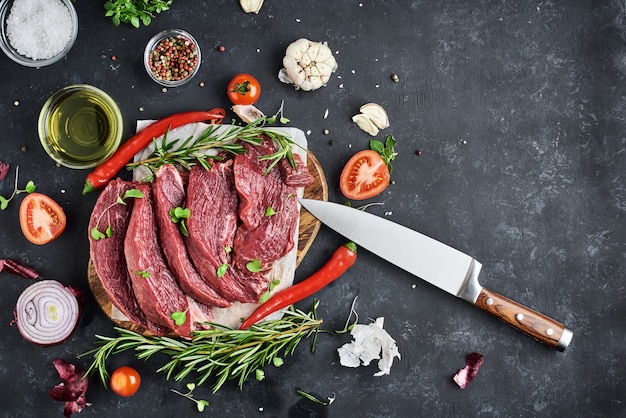 Carne fresca sobre una superficie oscura.