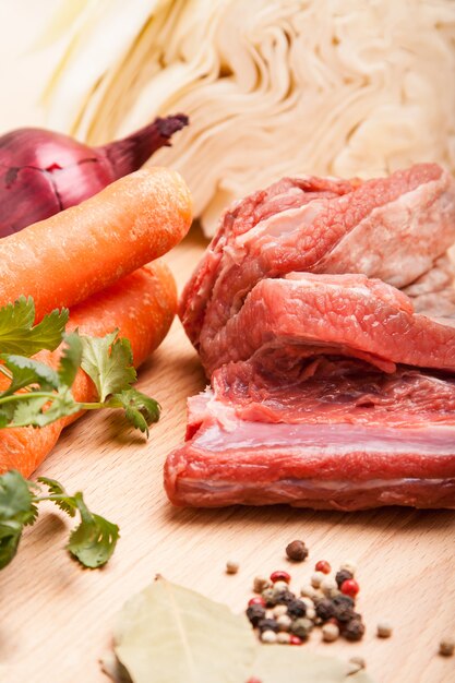 Foto carne fresca con verduras para cocinar