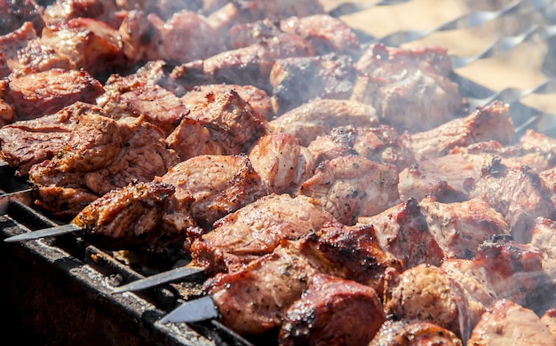 La carne se fríe a la parrilla. Enfoque selectivo