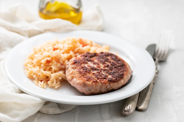 Carne frita con arroz y tomate en manjar blanco