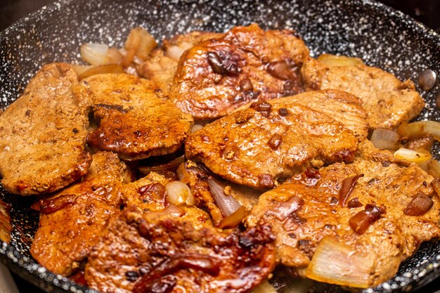 Carne frita em uma caneta com o vapor