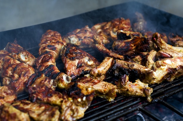 Carne frita na grelha com fumaça