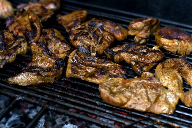 Carne frita na grelha com fumaça