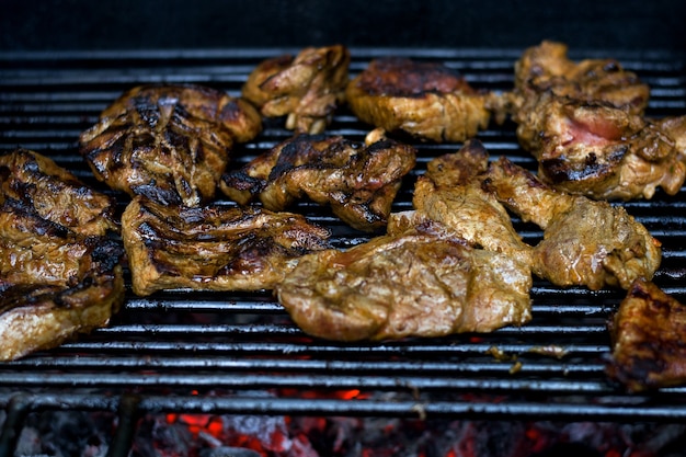 Carne frita na grelha com fumaça