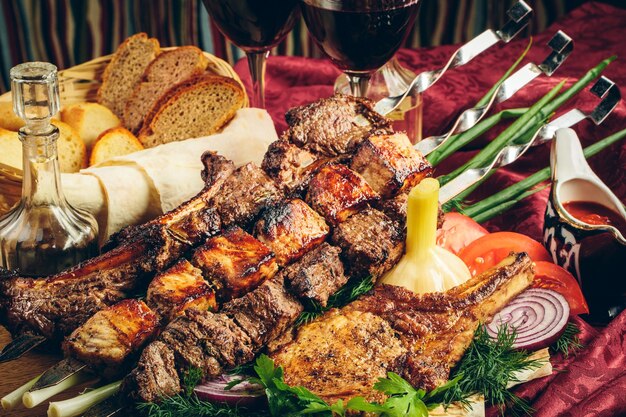 Carne frita a la parrilla con salsa de verduras y vino