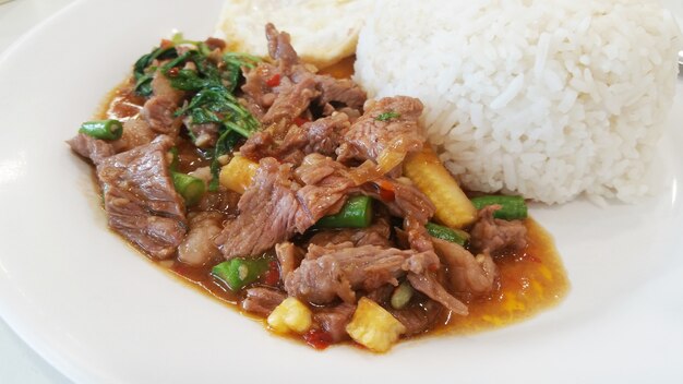 Carne frita picante com folhas de manjericão, comida picante tailandesa