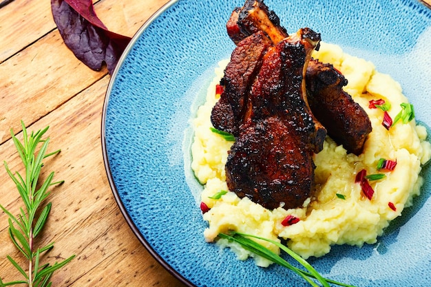 Carne frita con puré de patatas