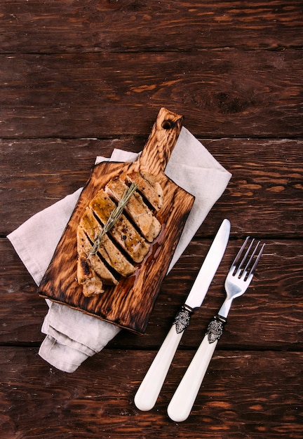 carne frita sobre un fondo de madera