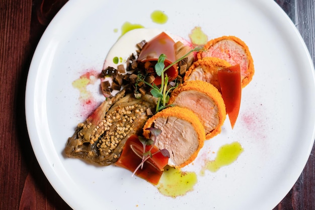 Carne frita con verduras Concepto de diseño de menú de restaurante