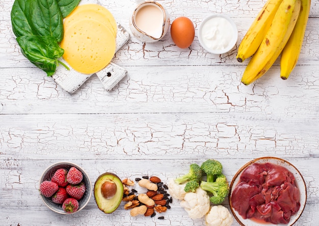 Foto carne, frutas e legumes em fundo de madeira