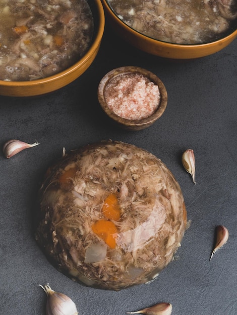 Carne de gelatina casera con ajo mostaza en la mesa Holodets comida tradicional rusa