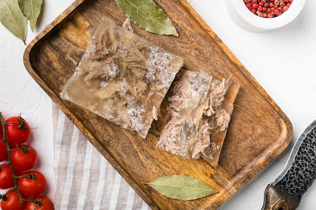 Carne de gelatina deliciosa casera sobre fondo de mesa de piedra blanca vista superior plana