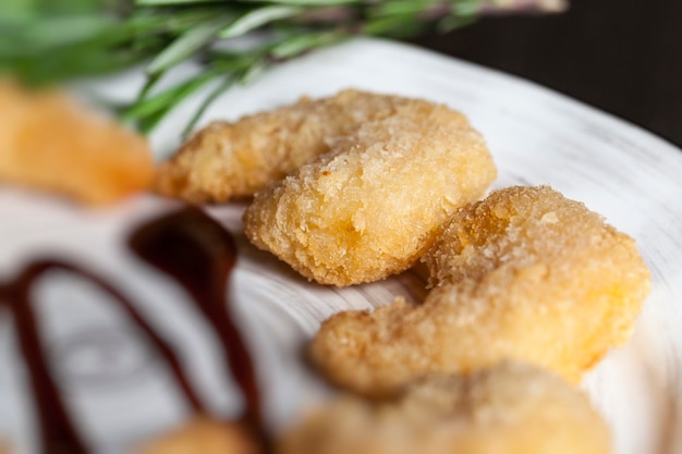 Foto carne grande de frango frito, um prato de carne cozida em um café