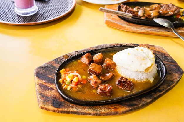 carne grelhada, bife de vaca, servido em plissado quente