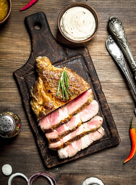 Carne grelhada com especiarias em uma tábua