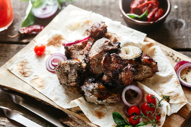 Carne grelhada com legumes em pão sírio shashlik
