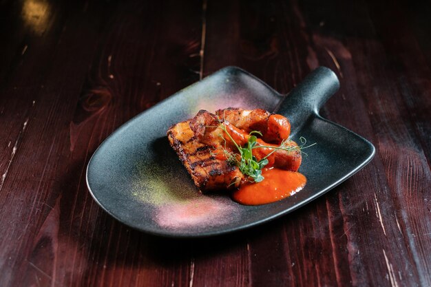 Carne grelhada com molho de tomate servido em uma pá