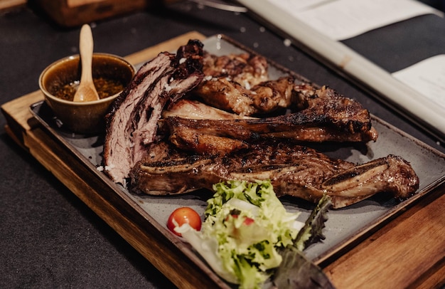 Carne grelhada de excelente qualidade em restaurante chique.