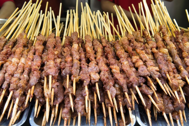Carne grelhada em palitos na rua wangfujing