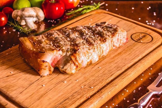 Carne grelhada em uma mesa de madeira