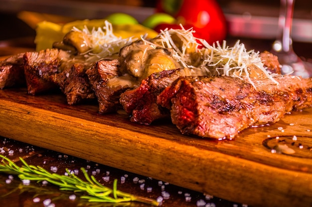 CARNE GRELHADA EM UMA MESA DE MADEIRA