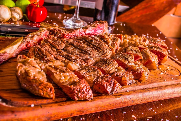 Foto carne grelhada em uma mesa de madeira