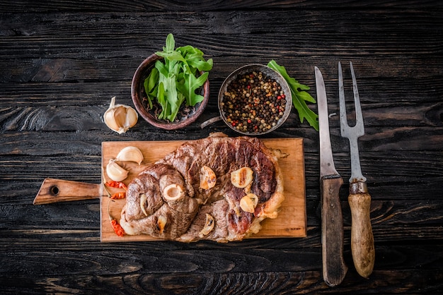 Carne grelhada em uma mesa