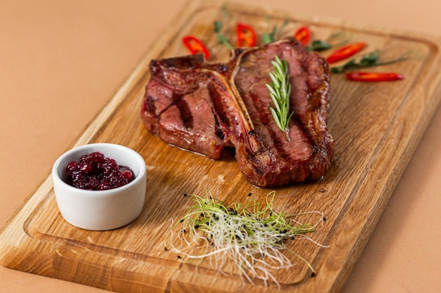 Carne grelhada fresca bife grelhado meio raro na tábua de madeira vista superior