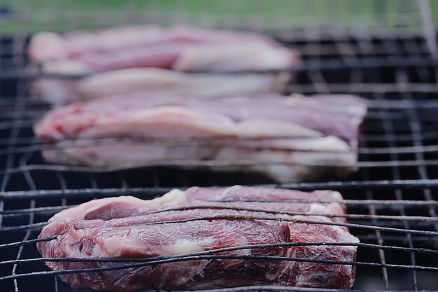 carne grelhada no carvão