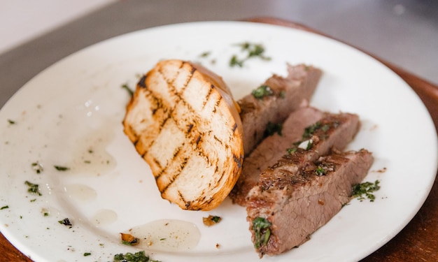 Carne grelhada requintada para desfrutar e comer